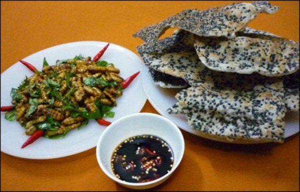 Bánh đa vừng với nhộng tằm