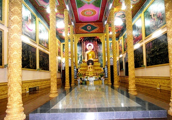 Bên trong chính điện chùa Vàm Ray