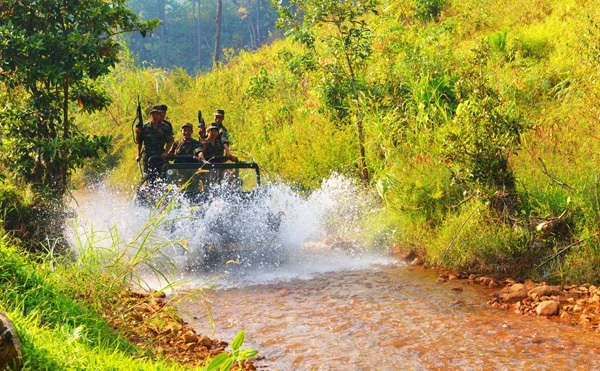 hóa trang trải nghiệm đời lính tại làng cù lần